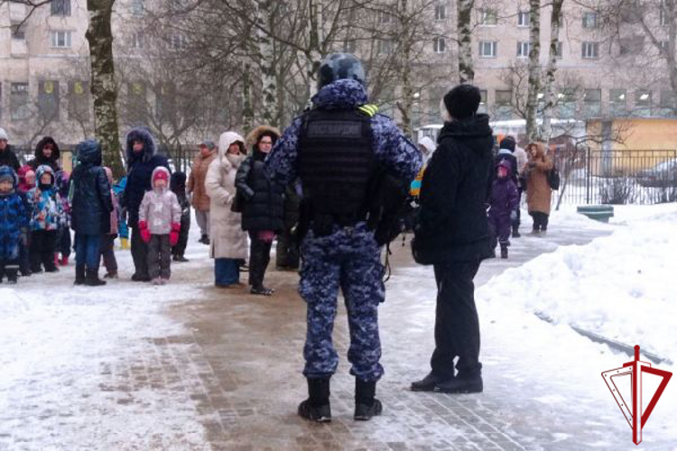 Сотрудники Росгвардии приняли участие в эвакуации детей из задымленных помещений детского сада на Васильевском острове