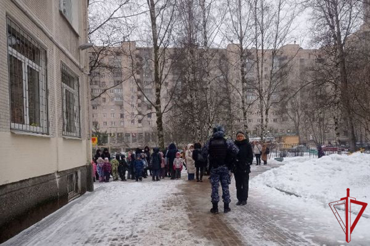Сотрудники Росгвардии приняли участие в эвакуации детей из задымленных помещений детского сада на Васильевском острове