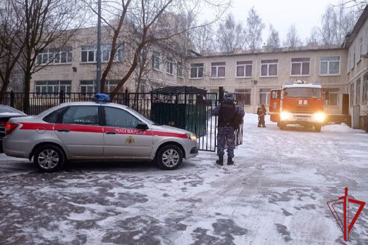 Сотрудники Росгвардии приняли участие в эвакуации детей из задымленных помещений детского сада на Васильевском острове