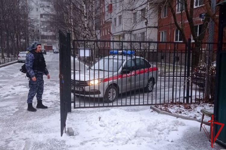 Сотрудники Росгвардии приняли участие в эвакуации детей из задымленных помещений детского сада на Васильевском острове