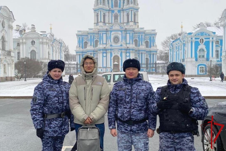 Сотрудники Росгвардии помогли китайскому туристу вернуть рюкзак, забытый в каршеринговом автомобиле