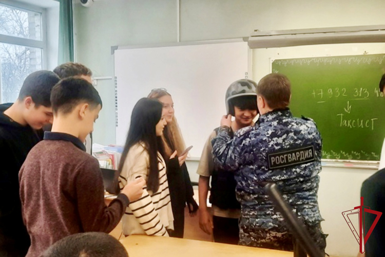В Петербурге сотрудники Росгвардии провели встречи со школьниками, приуроченные ко Дню прорыва блокады Ленинграда