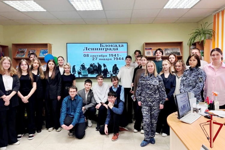 В Красносельском районе сотрудники Росгвардии провели урок мужества для учащихся лицея