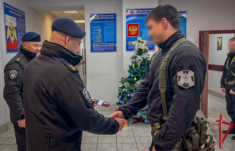 КОМАНДУЮЩИЙ СЕВЕРО-ЗАПАДНЫМ ОКРУГОМ РОСГВАРДИИ ПОЗДРАВИЛ ЛИЧНЫЙ СОСТАВ, ОБЕСПЕЧИВАЮЩИЙ БЕЗОПАСНОСТЬ ГРАЖДАН В НОВОГОДНЮЮ НОЧЬ