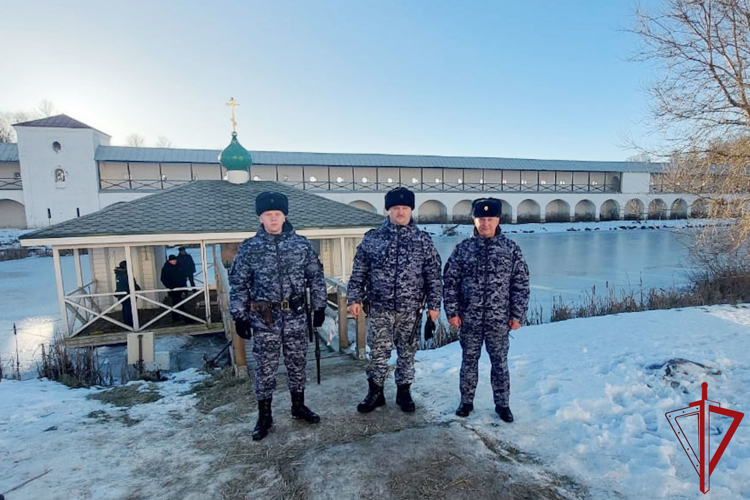 В Петербурге и Ленобласти сотрудники вневедомственной охраны Росгвардии приняли участие в мероприятиях, посвященных празднику Крещения