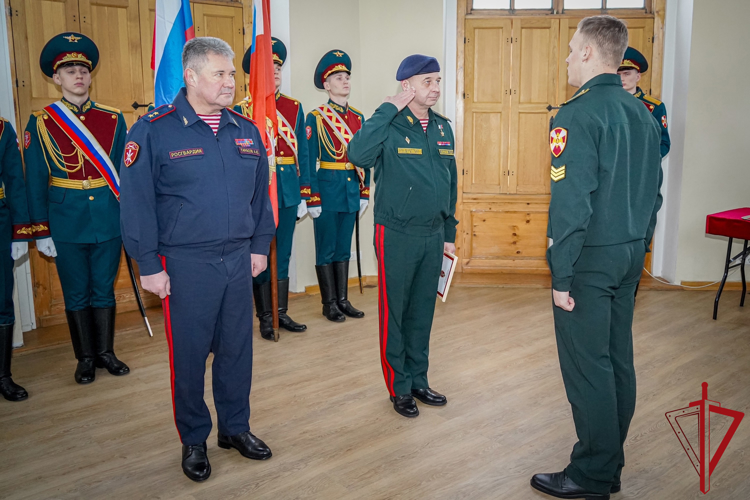 Полуденный выстрел орудия Петропавловской крепости был произведен в честь 30-летия пресс-служб Росгвардии