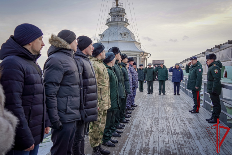 Полуденный выстрел орудия Петропавловской крепости был произведен в честь 30-летия пресс-служб Росгвардии