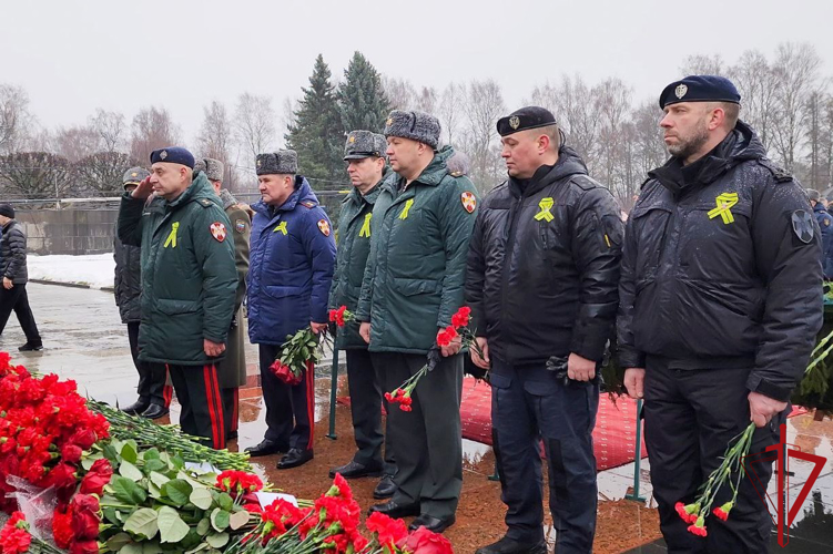 Представители Главного управления Росгвардии приняли участие в общегородском мероприятии на Пискарёвском мемориальном кладбище