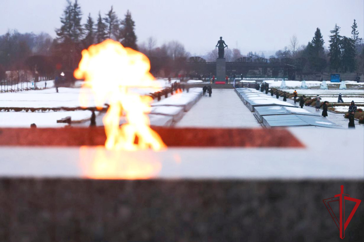 Представители Главного управления Росгвардии приняли участие в общегородском мероприятии на Пискарёвском мемориальном кладбище