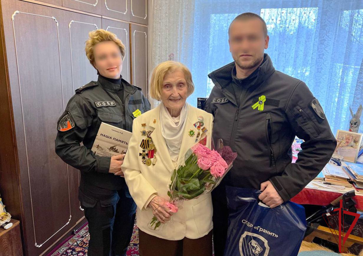 Сотрудники СОБР "Гранит" Росгвардии посетили и поздравили ветерана Великой Отечественной войны