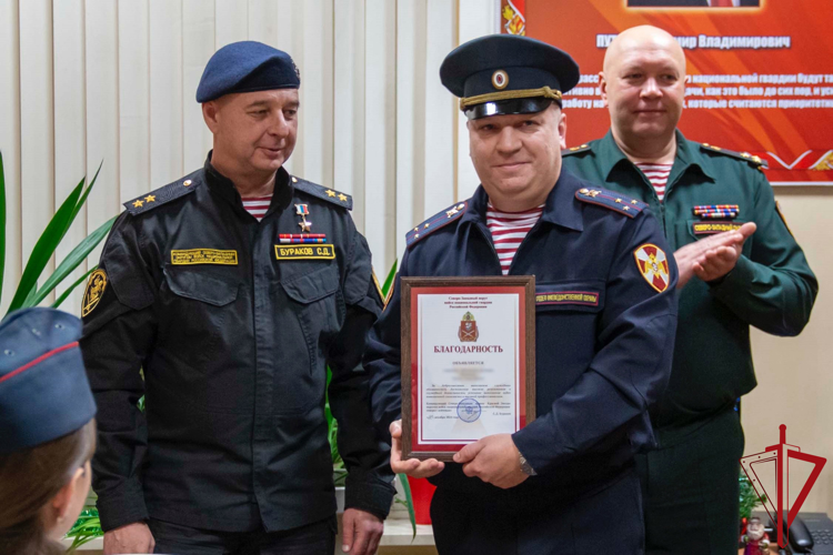 КОМАНДУЮЩИЙ СЕВЕРО-ЗАПАДНЫМ ОКРУГОМ РОСГВАРДИИ ПОЗДРАВИЛ ЛИЧНЫЙ СОСТАВ, ОБЕСПЕЧИВАЮЩИЙ БЕЗОПАСНОСТЬ ГРАЖДАН В НОВОГОДНЮЮ НОЧЬ