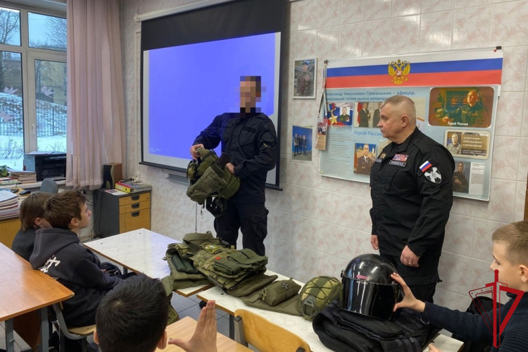 Представители транспортного ОМОН провели урок мужества для петербургских школьников