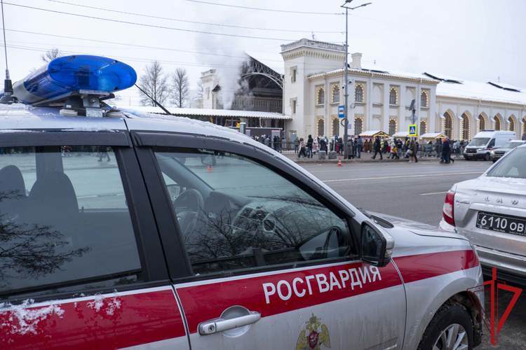 Сотрудники Росгвардии обеспечили безопасность во время пребывания поезда Деда Мороза в Петергофе