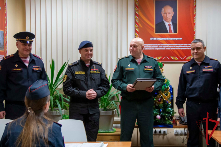 КОМАНДУЮЩИЙ СЕВЕРО-ЗАПАДНЫМ ОКРУГОМ РОСГВАРДИИ ПОЗДРАВИЛ ЛИЧНЫЙ СОСТАВ, ОБЕСПЕЧИВАЮЩИЙ БЕЗОПАСНОСТЬ ГРАЖДАН В НОВОГОДНЮЮ НОЧЬ