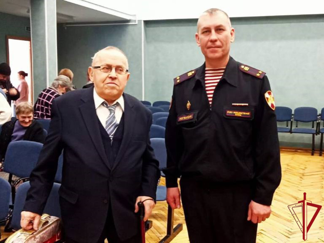 В Красносельском районе сотрудники Росгвардии совместно с администрацией вручили ветеранам юбилейные медали "80 лет Победы"