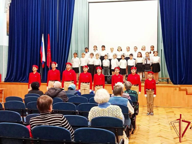 В Красносельском районе сотрудники Росгвардии совместно с администрацией вручили ветеранам юбилейные медали "80 лет Победы"