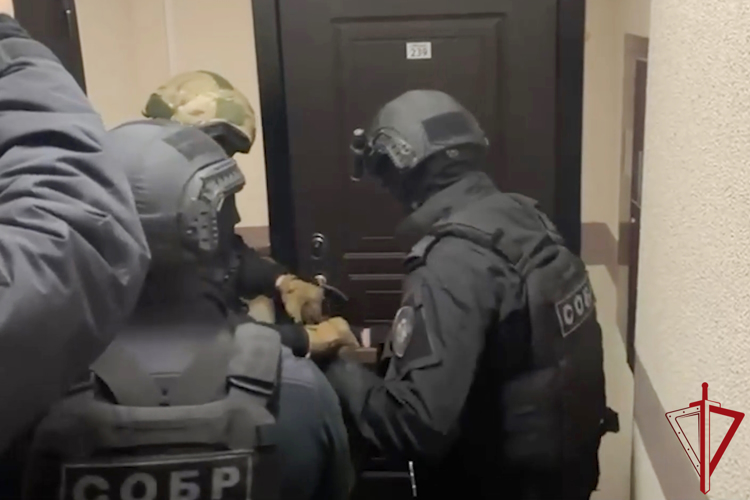 В Санкт-Петербурге сотрудники СОБР Росгвардии оказали содействие полиции в задержании группы мошенников