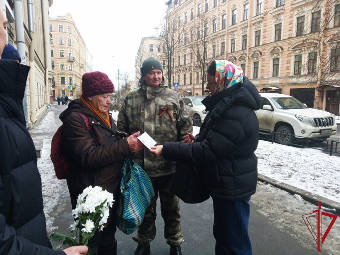 В Красносельском районе сотрудники Росгвардии совместно с администрацией вручили ветеранам юбилейные медали "80 лет Победы"