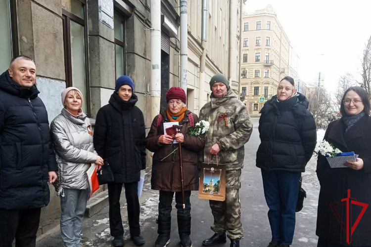 В Красносельском районе сотрудники Росгвардии совместно с администрацией вручили ветеранам юбилейные медали "80 лет Победы"