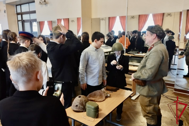 Представители Росгвардии провели урок мужества для школьников Кировского района