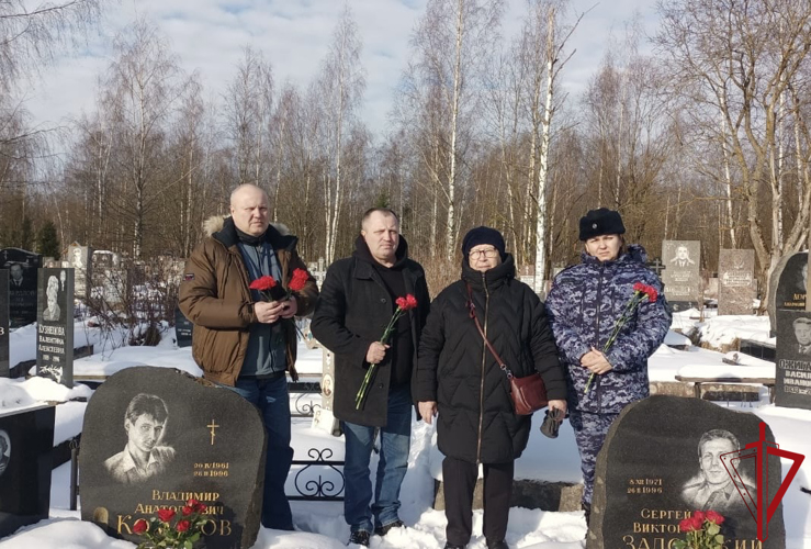 В Петербурге и Ленинградской области сотрудники Росгвардии почтили память коллег, погибших при исполнении служебного долга