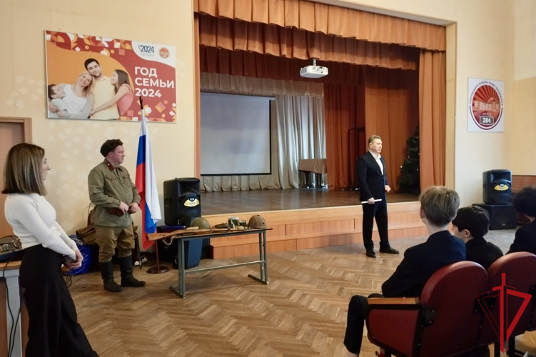 Представители Росгвардии провели урок мужества для школьников Кировского района