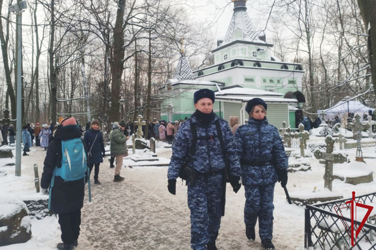 Сотрудники Росгвардии приняли участие в охране правопорядка на Смоленском кладбище в День памяти Св. Ксении Петербургской