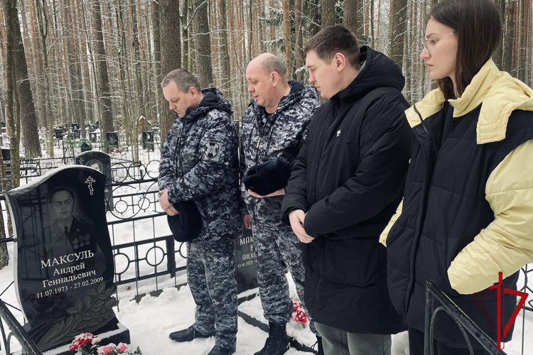 В Петербурге и Ленинградской области сотрудники Росгвардии почтили память коллег, погибших при исполнении служебного долга