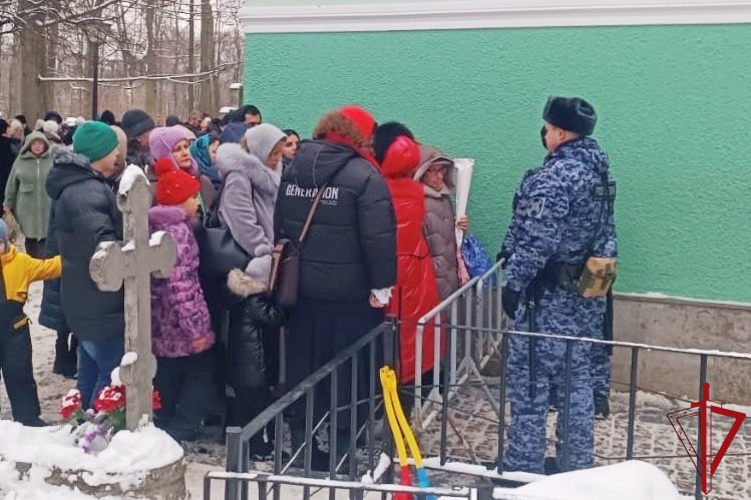 Сотрудники Росгвардии приняли участие в охране правопорядка на Смоленском кладбище в День памяти Св. Ксении Петербургской