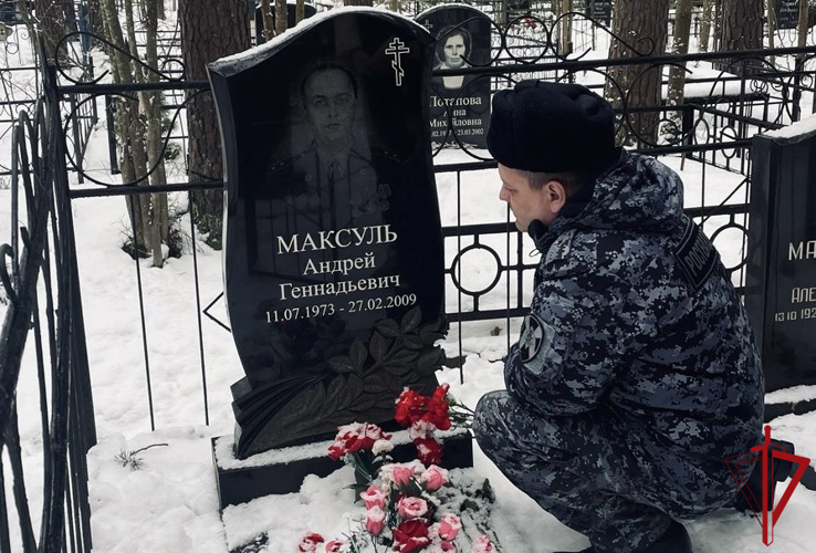 В Петербурге и Ленинградской области сотрудники Росгвардии почтили память коллег, погибших при исполнении служебного долга