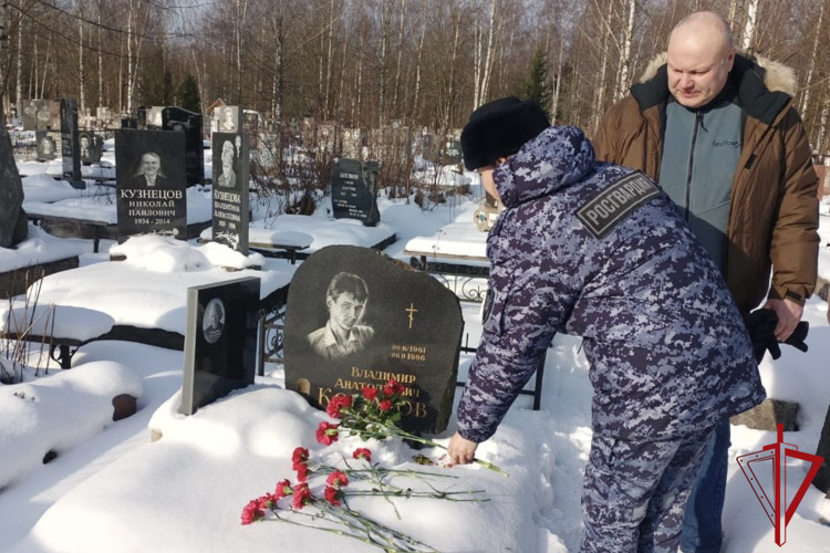 В Петербурге и Ленинградской области сотрудники Росгвардии почтили память коллег, погибших при исполнении служебного долга