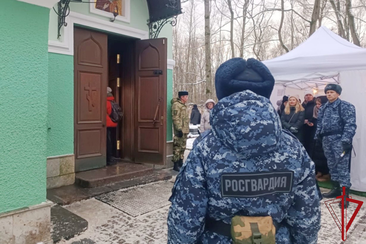 Сотрудники Росгвардии приняли участие в охране правопорядка на Смоленском кладбище в День памяти Св. Ксении Петербургской