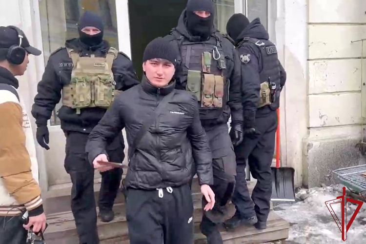 В Санкт-Петербурге при поддержке ОМОН Росгвардии проведён совместный рейд военного следствия и военной полиции