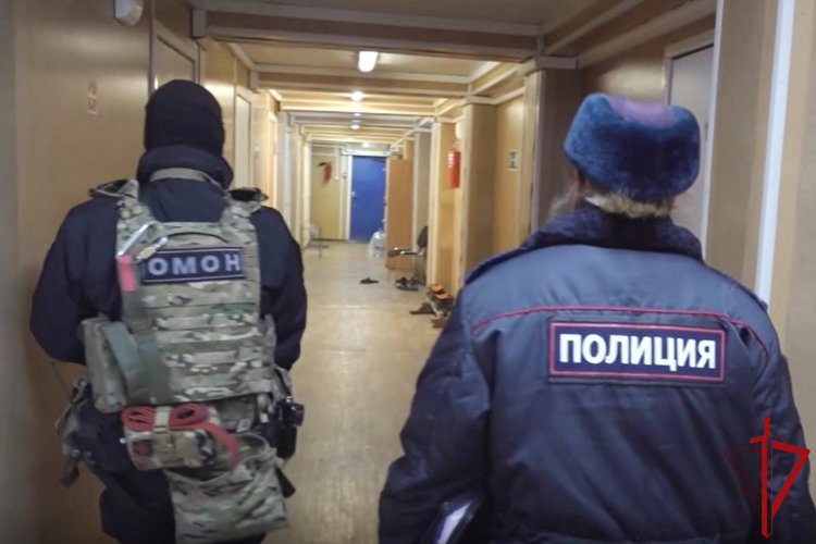 В Ленинградской области сотрудники ОМОН Росгвардии обеспечили проведение полицией миграционного рейда