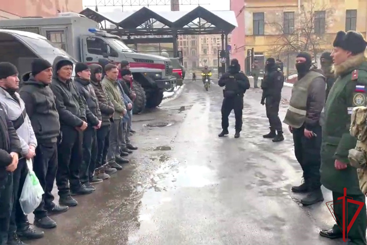 В Санкт-Петербурге при поддержке ОМОН Росгвардии проведён совместный рейд военного следствия и военной полиции