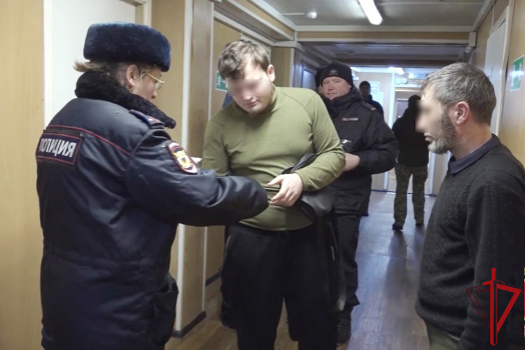 В Ленинградской области сотрудники ОМОН Росгвардии обеспечили проведение полицией миграционного рейда