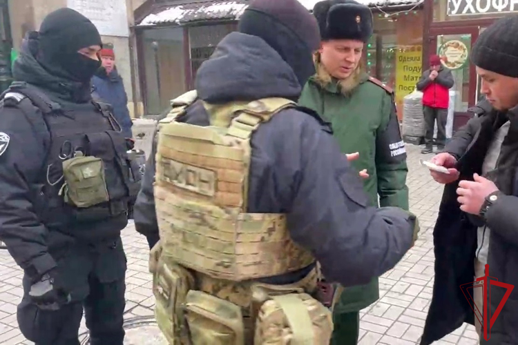 В Санкт-Петербурге при поддержке ОМОН Росгвардии проведён совместный рейд военного следствия и военной полиции