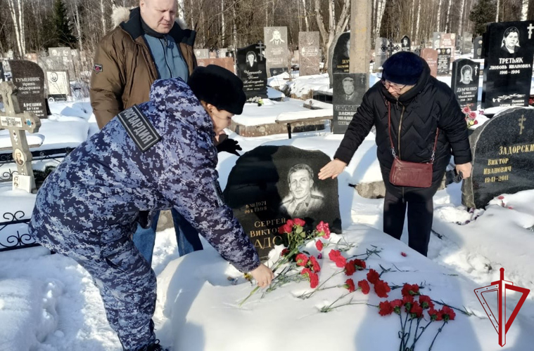 В Петербурге и Ленинградской области сотрудники Росгвардии почтили память коллег, погибших при исполнении служебного долга