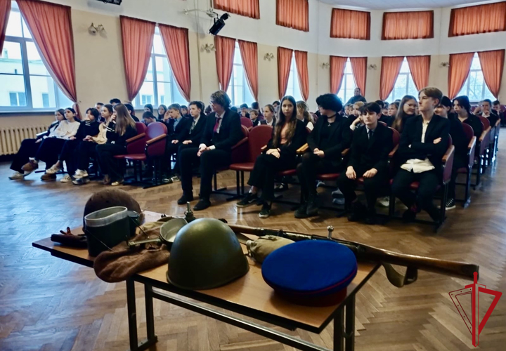 Представители Росгвардии провели урок мужества для школьников Кировского района
