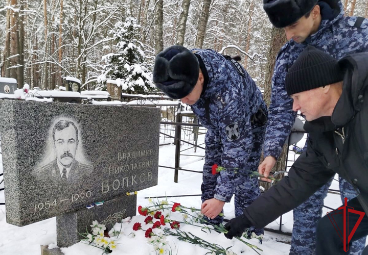 В Санкт-Петербурге представители Росгвардии почтили память сотрудника, погибшего при исполнении служебного долга