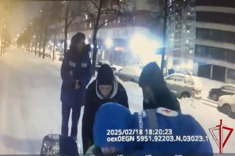 В Купчино сотрудники Росгвардии пришли на помощь ребёнку, пострадавшему после столкновения с курьером на электроскутере