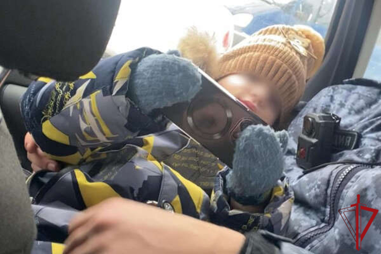 В поселке им. Свердлова сотрудники Росгвардии вернули матери малолетнего сына, потерявшегося во время поездки на общественном транспорте