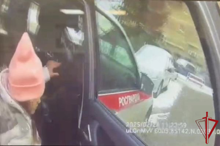 В Калининском районе наряд Росгвардии помог вернуться домой маленькой гимназистке, уснувшей в автобусе и пропустившей нужную остановку