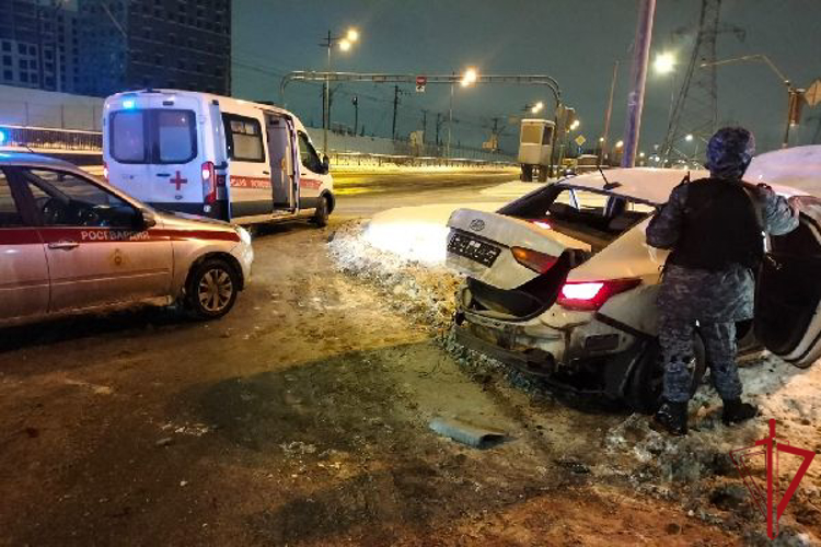 Сотрудники Росгвардии оказали доврачебную помощь водителю и пассажирке такси, пострадавшим в ДТП на Лиговском проспекте