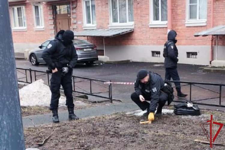 В Кронштадте сотрудники Росгвардии обследовали предмет, похожий на гранату и обеспечили охрану места происшествия