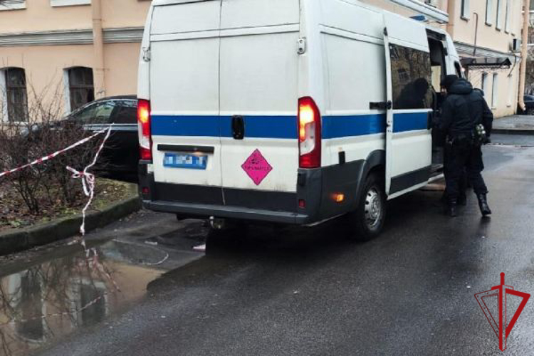 В Кронштадте сотрудники Росгвардии обследовали предмет, похожий на гранату и обеспечили охрану места происшествия