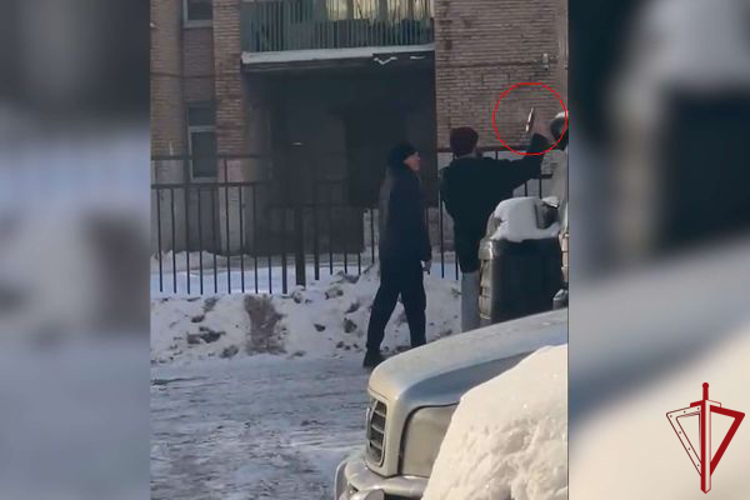 В Красногвардейском районе наряд Росгвардии задержал подозреваемого в стрельбе из пистолета во дворе жилого дома