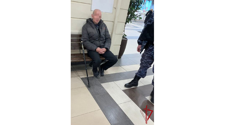 В Приморском районе сотрудники Росгвардии задержали гражданина, разбившего витрину магазина коллекционных товаров в ТРК
