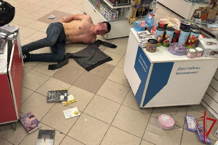 В Выборгском районе сотрудники Росгвардии задержали хулигана, устроившего разгром в книжном магазине
