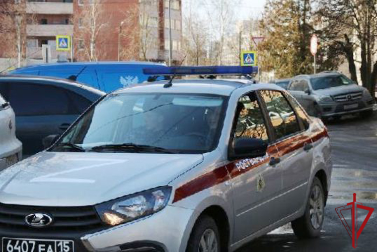 В Красногвардейском районе наряд Росгвардии задержал подозреваемого в стрельбе из пистолета во дворе жилого дома